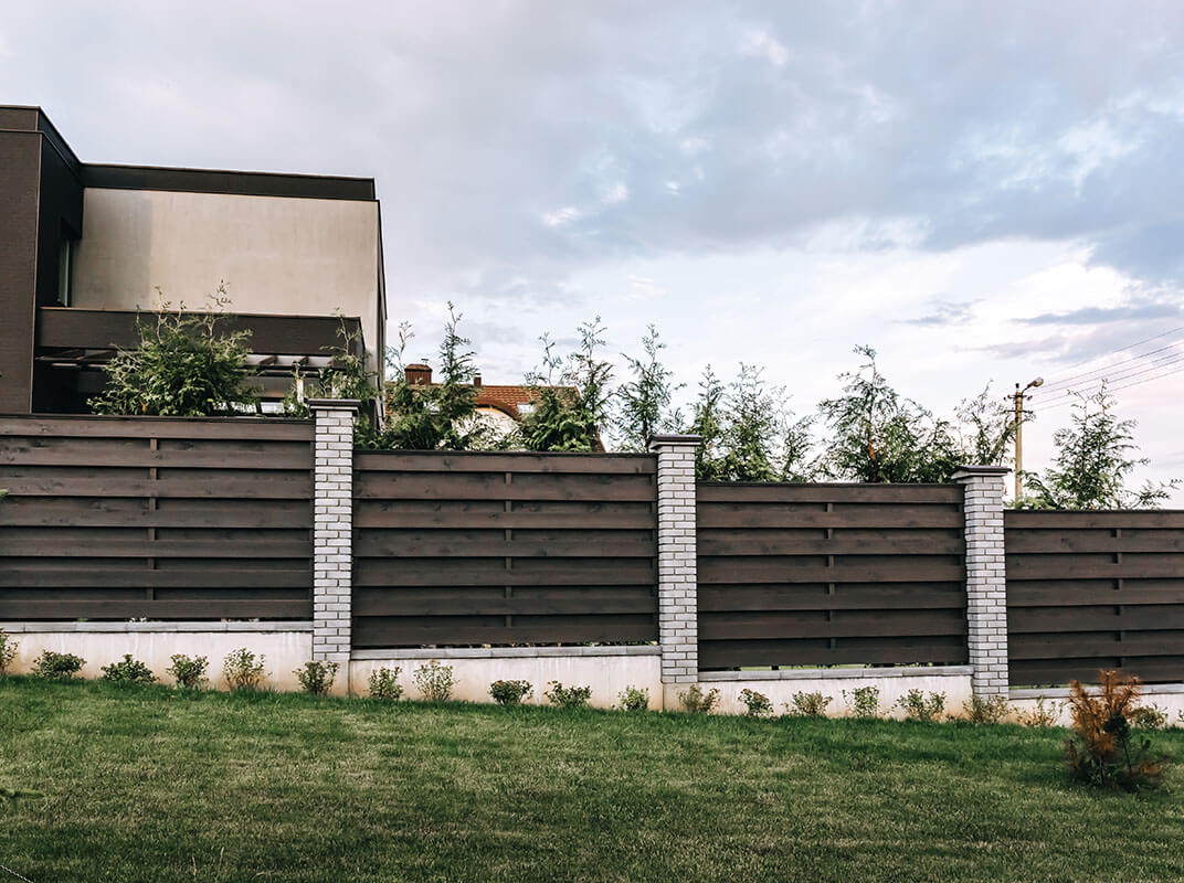 Extend the Beauty of Your Backyard with Horizontal Fencing