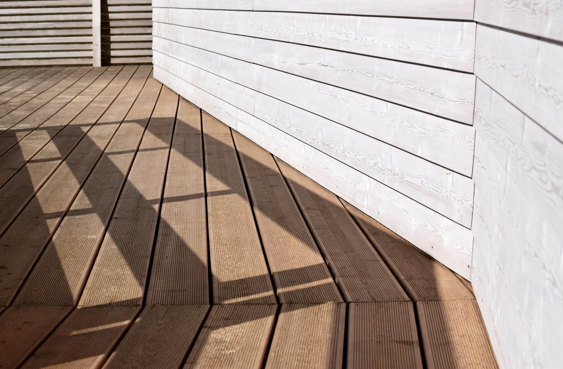 Trex Decking vs. Wood Decking: Heat, Cost, and Maintenance Repair